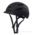 Черный дорожный велосипедный шлем на велосипеде